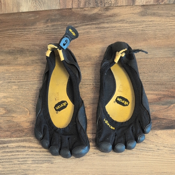 Vibram FiveFingers M108 Black and Gold Toe Running Shoes 41                 M348 - Picture 1 of 5